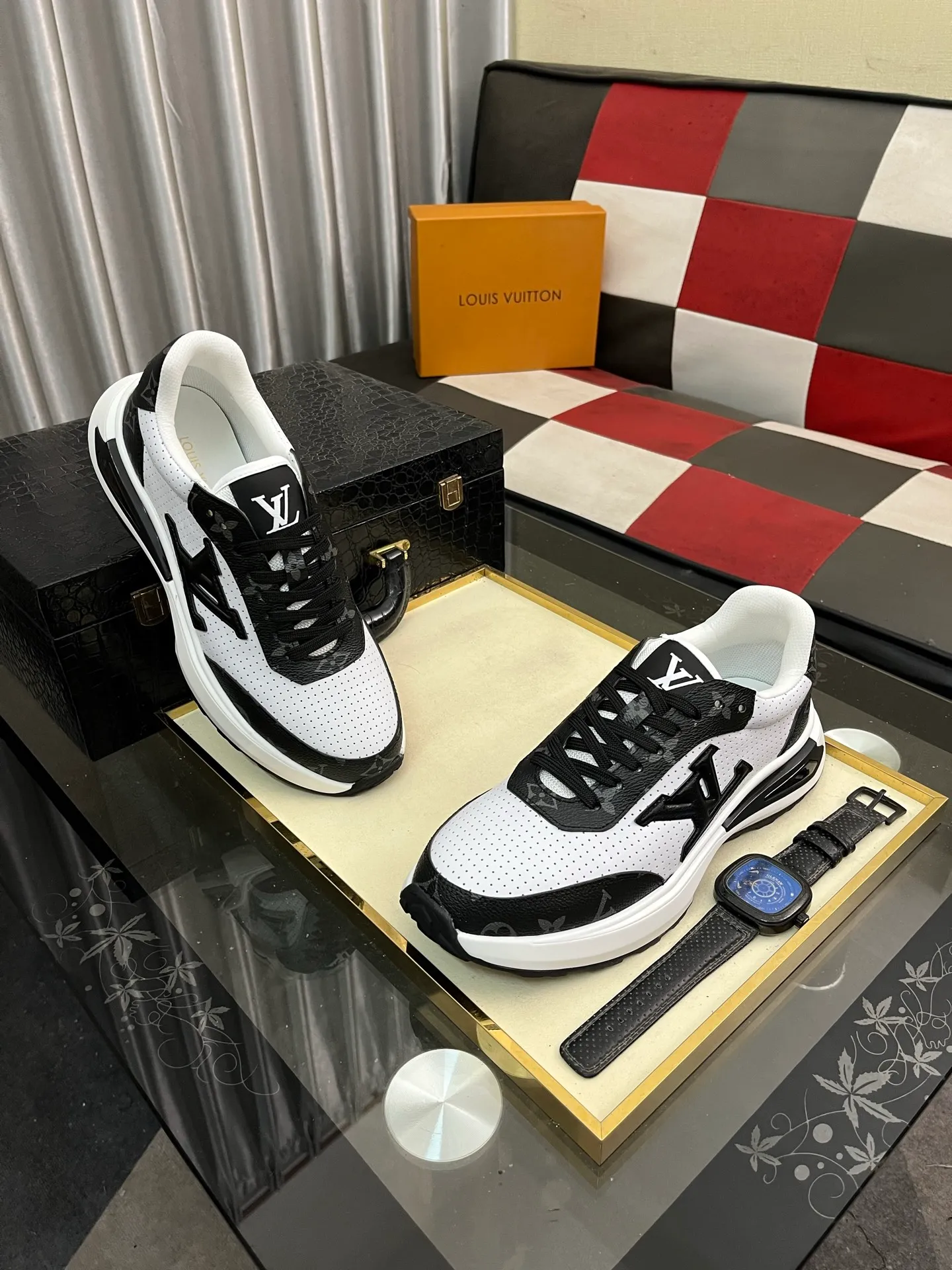 Men's shoes 💰458⌚️⌚️【LOUlS VUlTTON】Louis Vuitton ~ unique and casual style. LV counter purchasing 🏃casual shoes😍😍 Men's 2022 counters are on sale simultaneously, Italian imported brands select first-layer Italian cowhide. 🐑Sheepskin lining (refuses to discolor and rub feet) Sole: Original sole specially provided by the original factory 🎬Better in kind Size number: 38-443️⃣Colors available